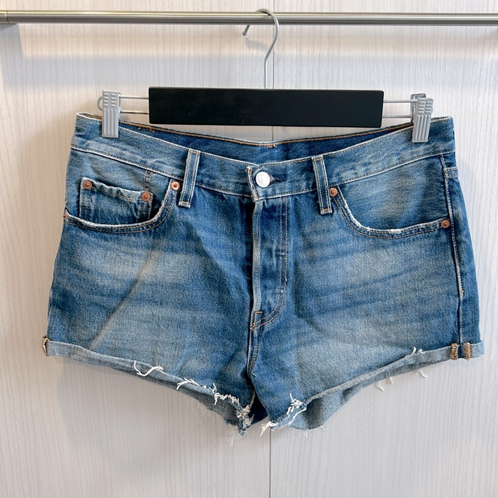 Levi 501 Medium wash high rise jean short size 29